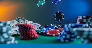 Pengguna mengonfirmasi kebijakan privasi dan keamanan di layar perangkat digital